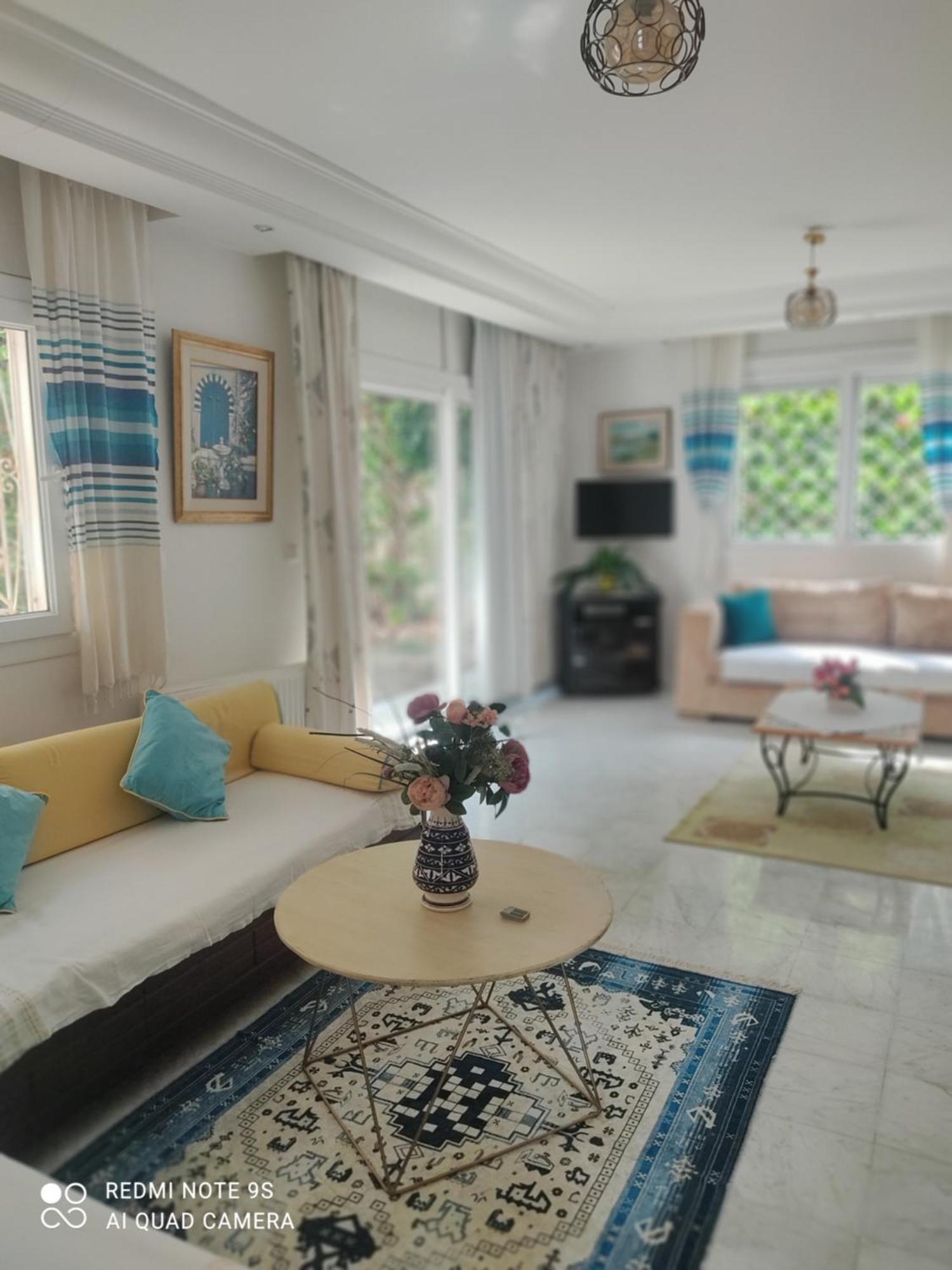 Etage De Villa Avec Jardin, Pres De L'Aireport Et Parking Prive Ariana Luaran gambar